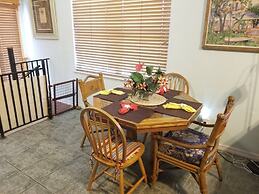 Three Bedroom, 2 Bath With Amazing Views From Balcony - Hidden Treasur