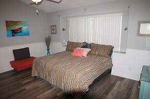 Pet Friendly, 3 BR, 2 BA, Private Pool - Sunset Harbor