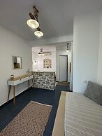 Elenis Studios & Apartments