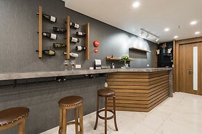 Narcissus Hotel and Apartment