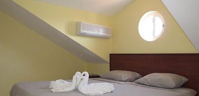 Villa RN4D by JoyLettings