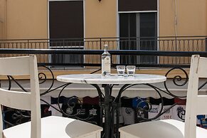 Step One - Luxury Suites right in the heart of Acropolis next to metro