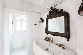 Step One - Luxury Suites right in the heart of Acropolis next to metro