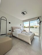 Step One - Luxury Suites right in the heart of Acropolis next to metro