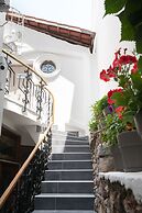 Step One - Luxury Suites right in the heart of Acropolis next to metro