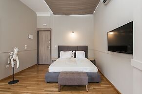Step One - Luxury Suites right in the heart of Acropolis next to metro