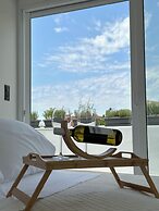 Step One - Luxury Suites right in the heart of Acropolis next to metro