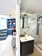 Step One - Luxury Suites right in the heart of Acropolis next to metro