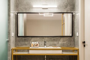 Step One - Luxury Suites right in the heart of Acropolis next to metro