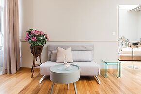 Step One - Luxury Suites right in the heart of Acropolis next to metro