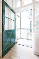 Cute Studio With Beautiful Balcony in the Center!