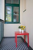 Cute Studio With Beautiful Balcony in the Center!