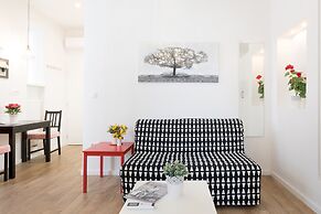 Cute Studio With Beautiful Balcony in the Center!