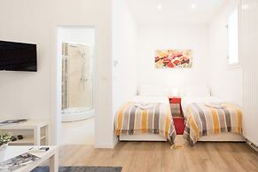 Cute Studio With Beautiful Balcony in the Center!