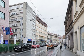 Modern Apartment few Steps From Main Square!