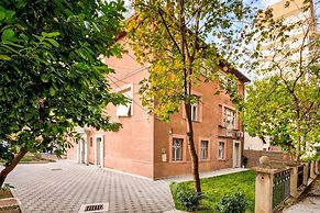 Modern Duplex Close to City Center- Free Parking