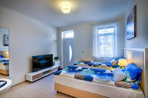 Modern Duplex Close to City Center- Free Parking