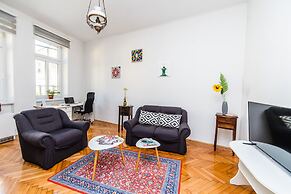 Bright and Sunny Apartment in The City Center!