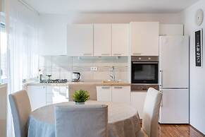 Spacious 2bdr Apartment With Beautiful Terrace