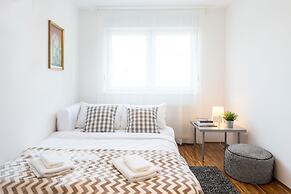 Spacious 2bdr Apartment With Beautiful Terrace