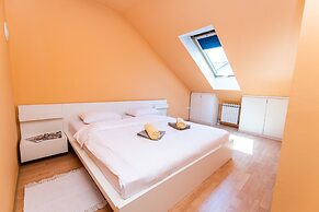 Spacious Design Loft in Beautiful Neighborhood