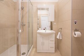 Spacious and Modern Central Triplex- Free Parking!