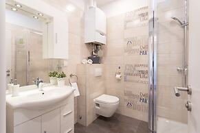 Spacious and Modern Central Triplex- Free Parking!