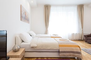 Spacious and Modern Central Triplex- Free Parking!