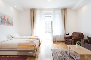 Spacious and Modern Central Triplex- Free Parking!