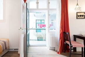 Spacious and Modern Central Triplex- Free Parking!