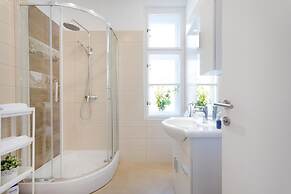 Spacious and Modern Central Triplex- Free Parking!