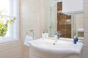 Spacious and Modern Central Triplex- Free Parking!