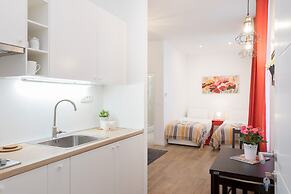 Spacious and Modern Central Triplex- Free Parking!