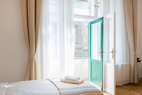 Spacious and Modern Central Triplex- Free Parking!