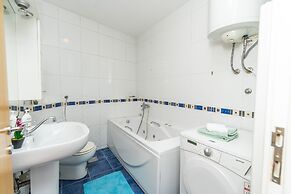 Modern 2bdr Apartment in the Center- Free Parking