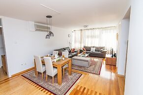 Modern 2bdr Apartment in the Center- Free Parking