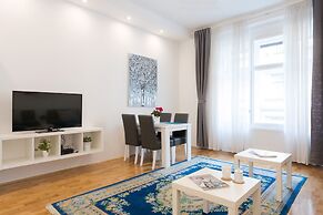 Bright and Spacious Apartment in the City Center!