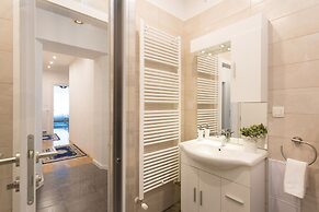 Bright and Spacious Apartment in the City Center!