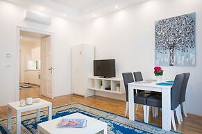 Bright and Spacious Apartment in the City Center!