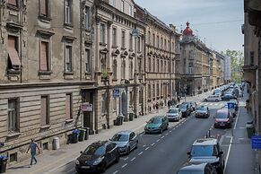 Bright and Spacious Apartment in the City Center!