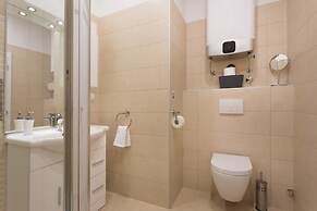 Bright and Spacious Apartment in the City Center!