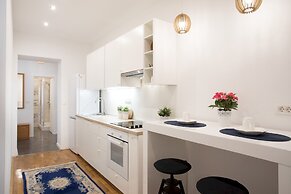 Bright and Spacious Apartment in the City Center!