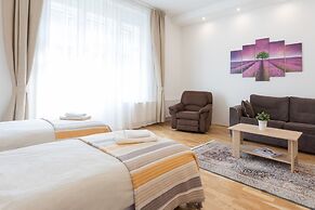 Bright and Spacious Apartment in the City Center!