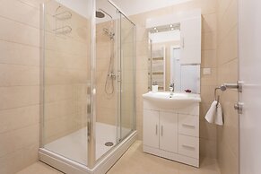 Bright and Spacious Apartment in the City Center!