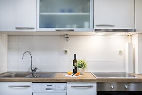 2 Bedroom Apt. in the Business Zone- Free Parking