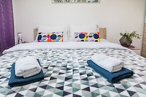 2 Bedroom Apt. in the Business Zone- Free Parking