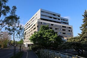 2 Bedroom Apt. in the Business Zone- Free Parking