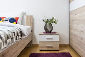 2 Bedroom Apt. in the Business Zone- Free Parking