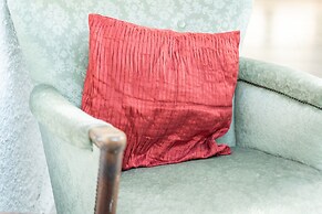 3 Bed Quaint House Town Center