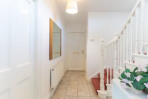 3 Bed Quaint House Town Center